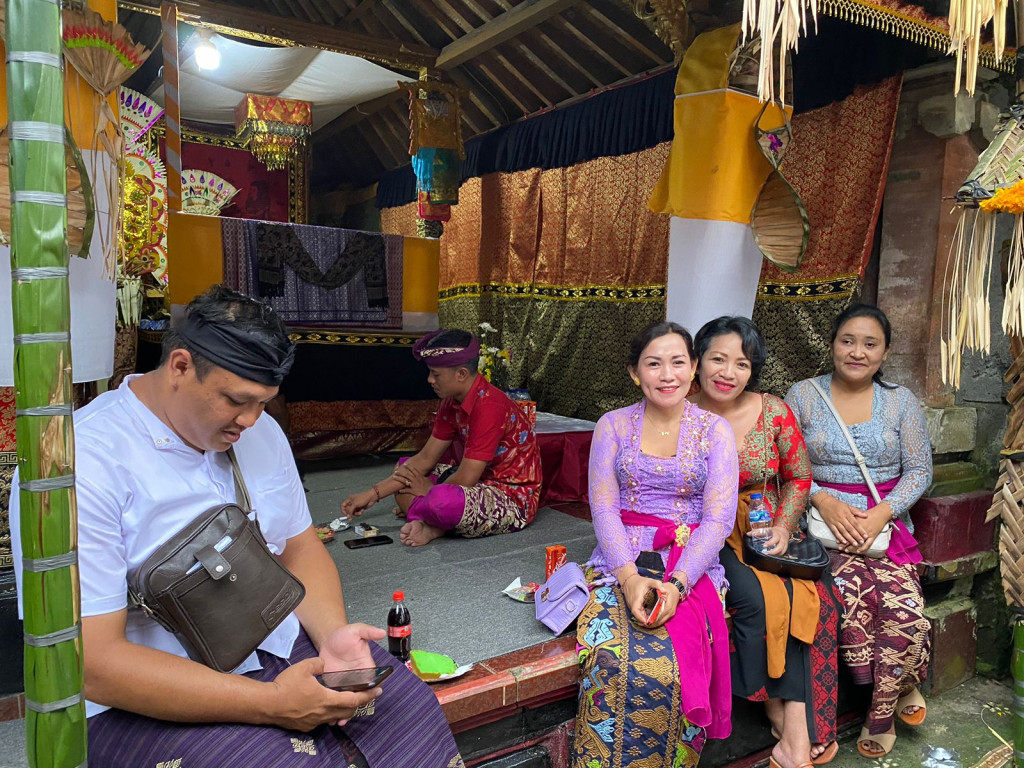 Perbekel Petang Menghadiri Undangan Prawartaka Karya Piodalan Mapulasari dan Mepandes atau Potong Gigi di Rumah I Ketut Sutena Br.Petang Suci